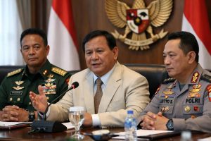 prabowo membahas 'ilmu komandan' sambil memuji panglima tni dan kapolri, menyoroti kepemimpinan dan strategi militer yang efektif.
