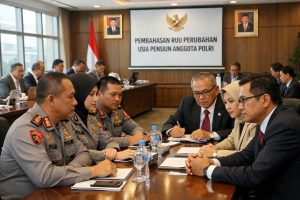pemerintah dan dpr setuju memperpanjang usia pensiun anggota polri dalam ruu baru, memastikan layanan kepolisian yang lebih optimal dan berkelanjutan.