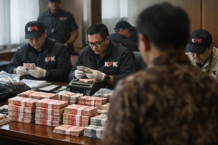 kpk mengamankan rp 2 miliar dalam operasi tangkap tangan bupati pemalang anom widiyantoro, berita terbaru di detiknews.