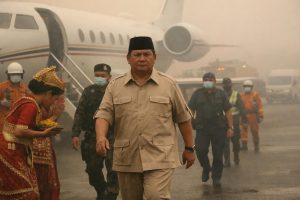 kedatangan prabowo di pekanbaru disambut dengan kabut asap tebal yang diakibatkan oleh kebakaran hutan dan lahan (karhutla), menggambarkan tantangan lingkungan serius di wilayah tersebut.