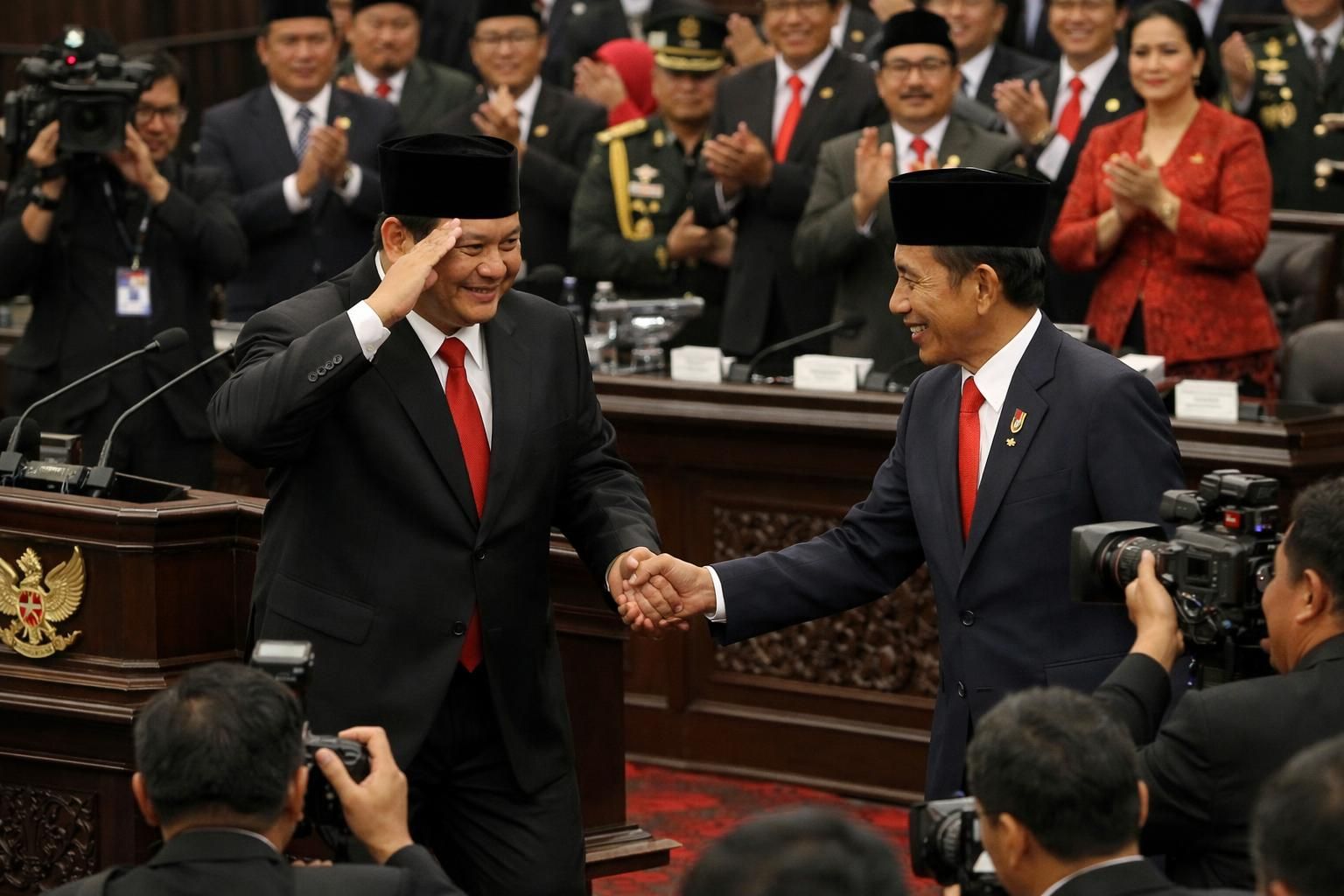 setelah pidato berakhir, prabowo memberikan hormat dan menyapa jokowi dengan hangat, menunjukkan sikap respek dan persahabatan yang kuat antara kedua pemimpin.