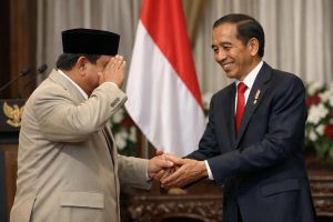 setelah pidato berakhir, prabowo menunjukkan rasa hormat dan menyapa jokowi dengan hangat, mencerminkan hubungan yang penuh kehormatan dan persahabatan.