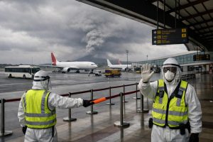 bandara soekarno-hatta ditutup sementara hingga pukul 13.30 wib akibat erupsi gunung anak krakatau, lansir detiknews.